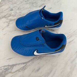 Nike soccer cleats sneaker 9C blue
